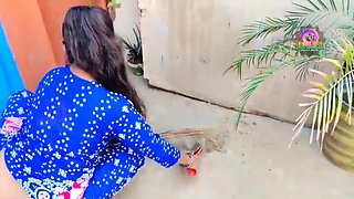 Desi Indian bhabhi Muskan Rani anal sex doggy style - big ass close-up