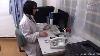 Busty Asian doctor Hanyuu Arisa with glasses has sex with her patient