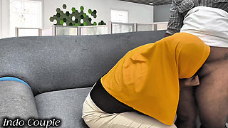 Gadis berhijab berhubungan seks dengan bos untuk dipromosikan di seks kantor