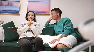 Amateur jungler has made a date with a pretty girl on the sofa 1