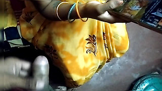 Aaj din me hi pooja bhabhi ke ghar pe chhod diya aur pani nikal diya bhabhi aaj bahut hot thi chodne mein maza gaya