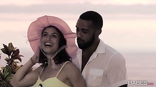 Stunners - secret getaway - Julia Roca