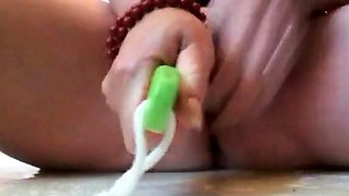 Wow, brush head insertion in her nice pussy