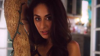 Petite Arab MILF beauty Leighla Habib