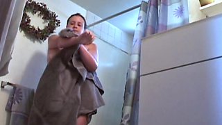Brunette shower spying