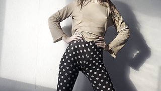 Stretchy leggings create a perfect cameltoe on skinny goddess Skinny_Lady69