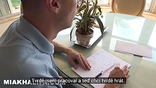 Mia Khalifa - arabská pornohvězda učí innocent, jak mít sex se ženou