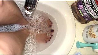 Melove Cleaning Her Sexy Small Feet in the Bath