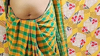 Mallu aunty saree removing