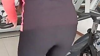Convenci a Mi Empleada De Dejarse Grabar Con Mascara Chupandome La Verga