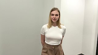Sexy Russian Teen offers new neighbor her cunt - Amateur Porn