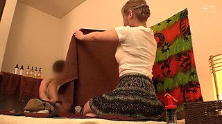 金髪のメンズエステ美女がお色気フェロモン漂わせ男性のお客様にドキドキマッサージ