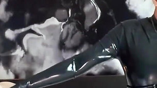 Latex Dominatrix fisting session