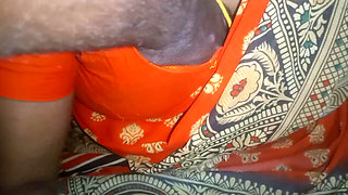 Sexy Saree Aunty Boobs