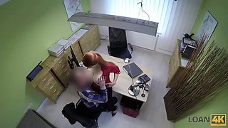 Loan4k. belleza pelirroja tiene sexo sucio por dinero en efectivo