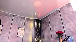 Emo Amateur Teen stript vor der Cam