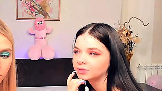 Very hot amateur thai teen girl toying her pussy on cam