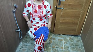 Hindi Teen Stepson Sneakes Behind Stepmom Changing Clothes and She Likes This in Hindi Audio