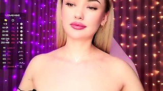 Amateur Webcam Cute Teen Plays Solo with Big