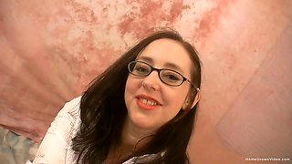 Amateur Sex in pantyhose seduces and blows her photographer