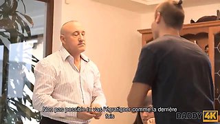 Daddy4k. pussy de chica con cuerpo esbelto es penetrada por suegro