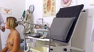 Amateur blonde fucking in stockings on video