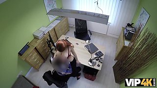 Vip4k. Isabella Dà Sur La Sua Honeypot Rasata Per Scopare Per Ottenere