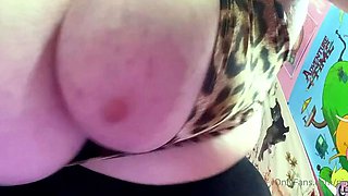 Amateur preggo hoe toys her pussy close up in fetish solo