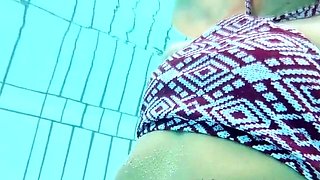 Young amateur teen in solo masturbation getting kinky