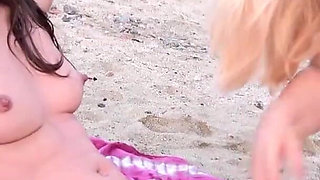 Secret lesbian meeting on the beach
