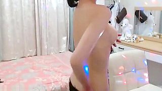 Korean babe shows her sexy body