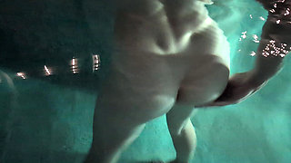 Dogging White Girl in the Pool POV