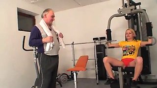 Vieux pervert a la gym 2: Blowjob, Babe  Blonde Porn