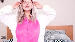Big ass babe exposes her big boobs