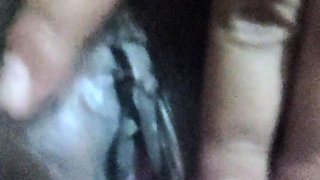 Chudai ki pyasi bhabhi dekhiye kaise masal rahi chut ko