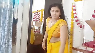 Tight  Desi Bhabhi in Saree