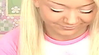 Flexible Blonde Teen Finders Her Pussy on Live Stream