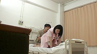 B2L1113-A mature nurse who encourages a patient is and has sex in the hospital room