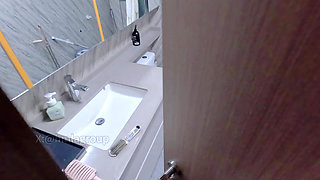 The girl in the dormitory next door was live broadcasting, and her live broadcast secret was discovered in bed