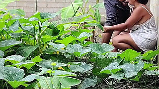 Follo a Madrastra India Al Aire Libre Hasta Dejar Su Concha Llena De Semen