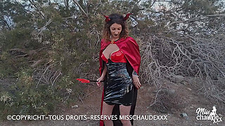 Halloween En Solo, Je Me Doigte Et Me Fais Jouir En Public