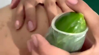 Novinha brincando com pepino gigante