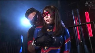 Overconfident Superheroine is easily subdue