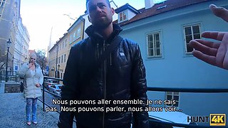 Hunt4k. sissy man regarde comment son rendez-vous satisfait un autre homme