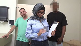 MIA KHALIFA - Funny Handjob Bloopers & Outtakes With Tony Rubino