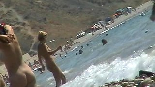 Mature woman with a great ass caught naked on the beach