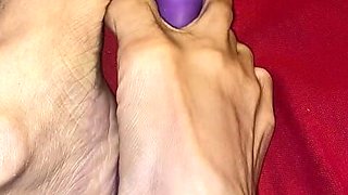 2.melove Playing with Her Dildo Friend with Her Small Feet