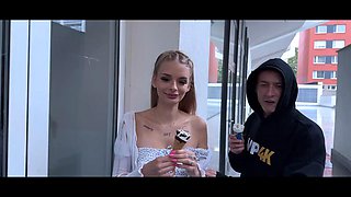 HUNT4K. Sexy blonde doesnt mind to have sex with benefits in front of her boyfriend