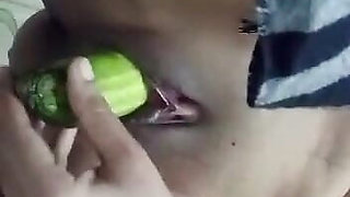 Desi bhabhi mast chut me kheera lete hue