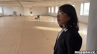 A Real Estate Agent Fucked During a Visit and in the Toilet to Sell Her Prope...